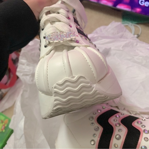 FOREVER DIAMONDZ PLATFORM SNEAKERS

Dollskill x Bratz US7 - Picture 3 of 13